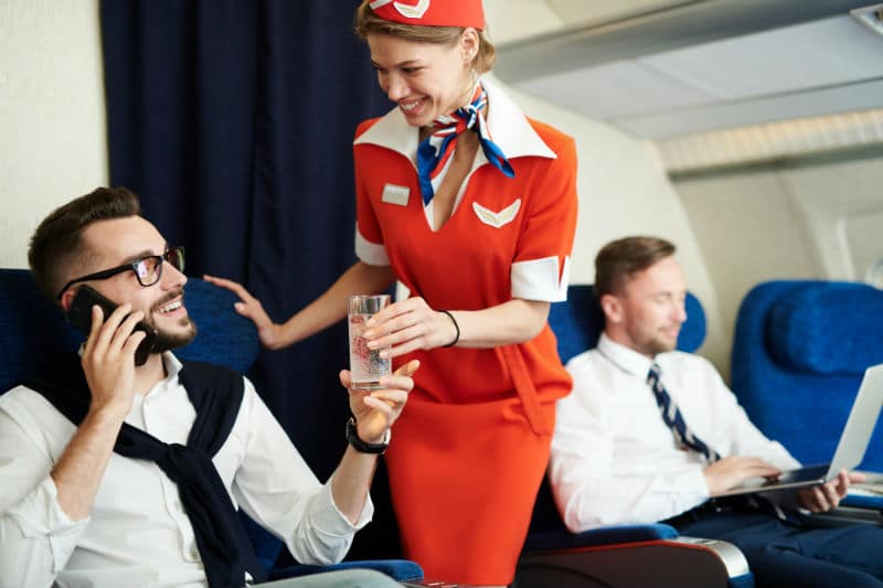 Hôtesse de l'Air dans un avion